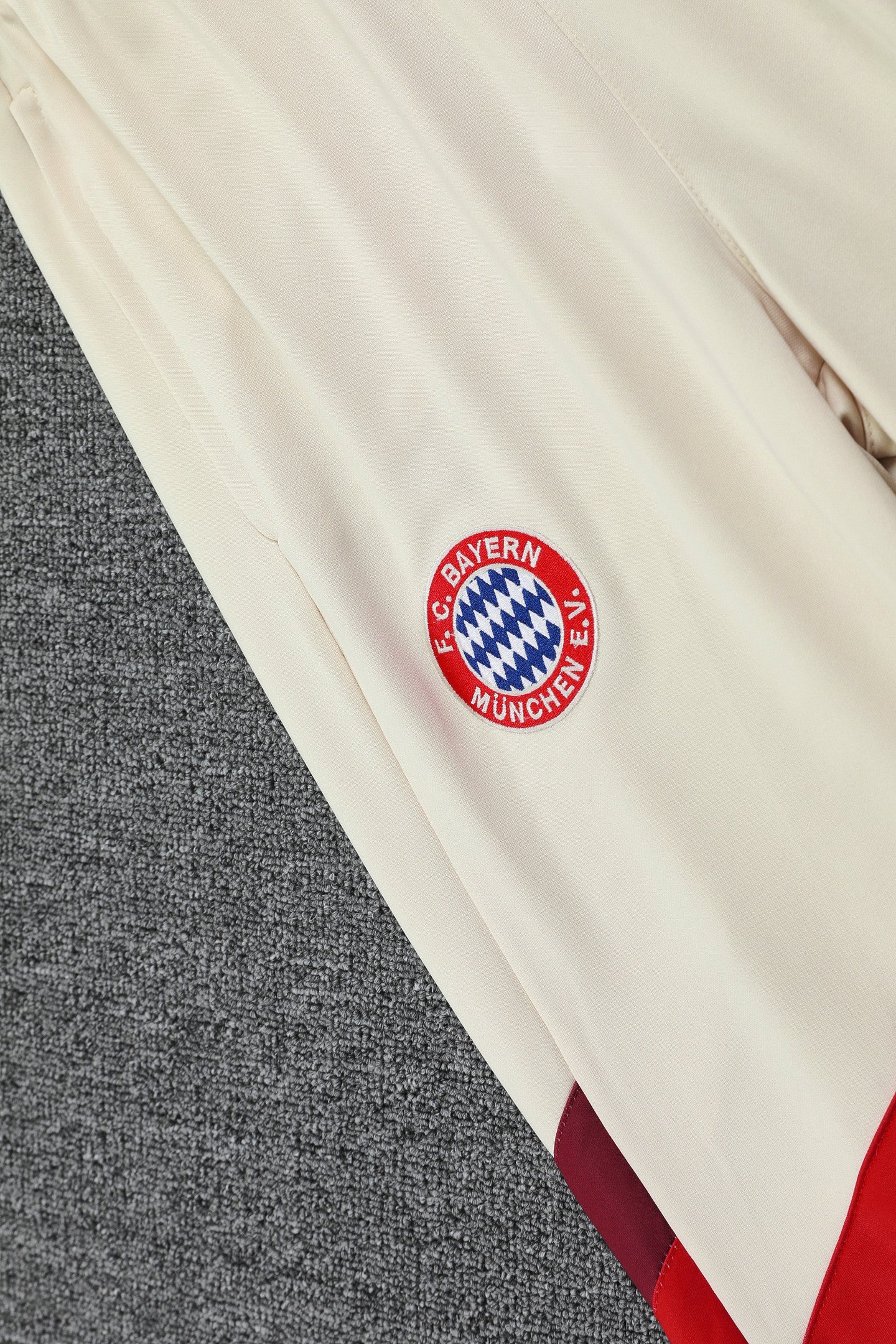 Bayern Munich 2025/26 Training Set – Cream Red Power Performance