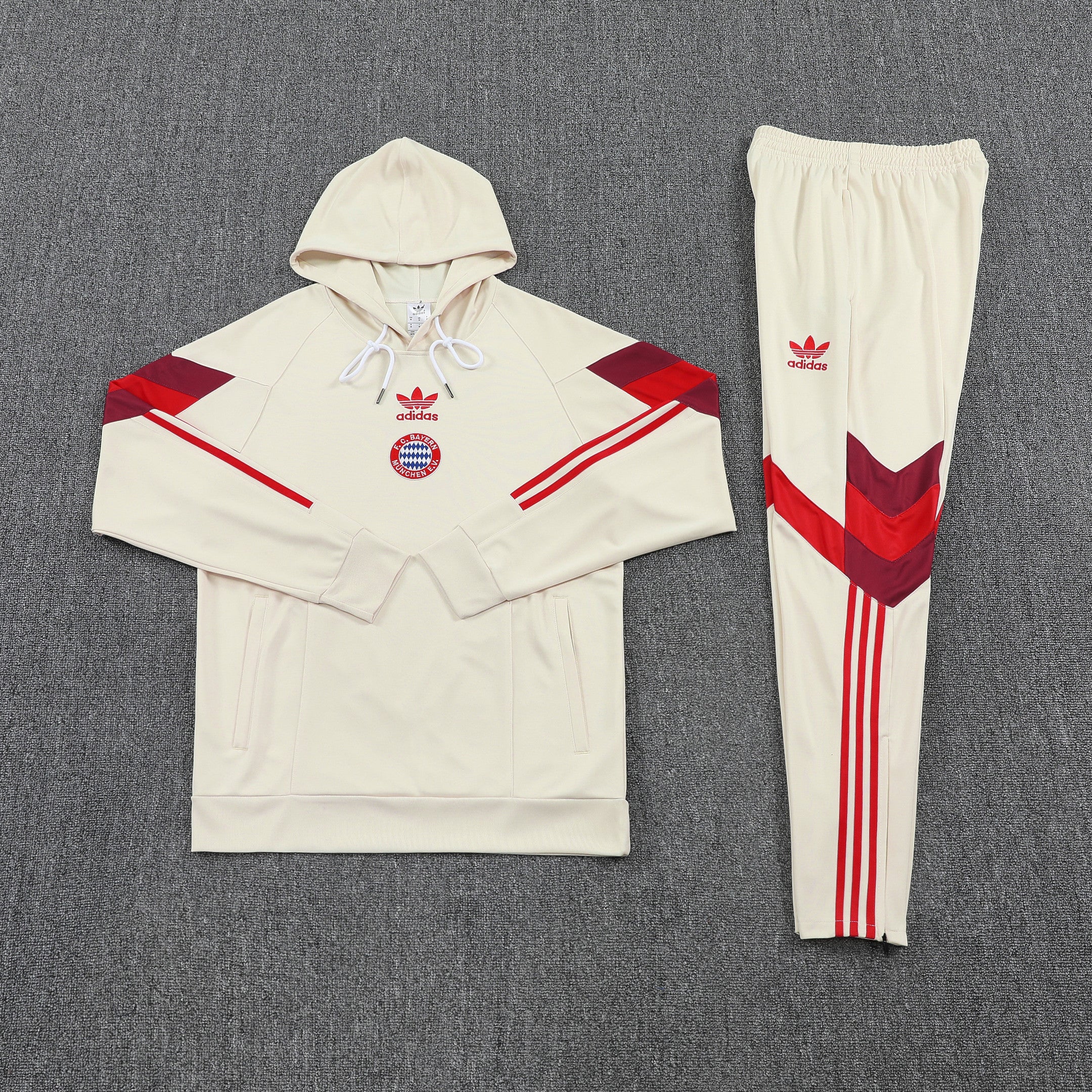 Bayern Munich 2025/26 Training Set – Cream Red Power Performance