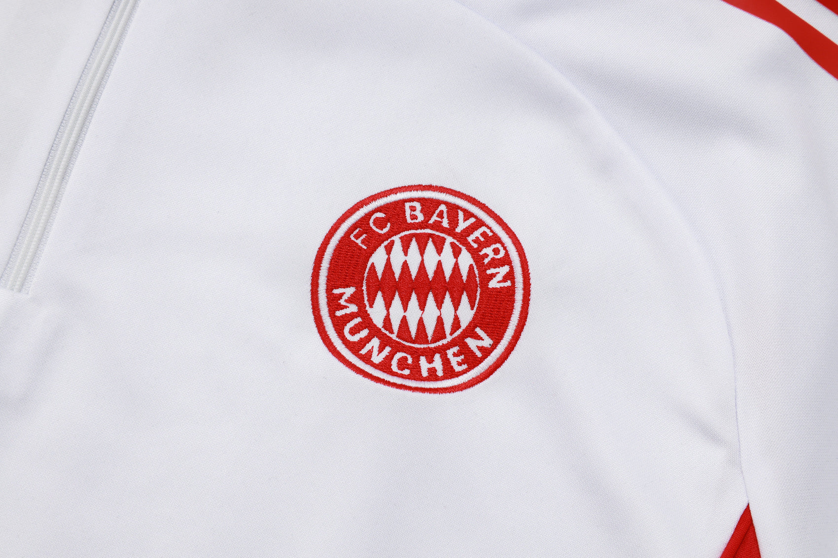 Bayern Munich 2025/26 Soccer Training Set – Ice White Energy Meets Red Power
