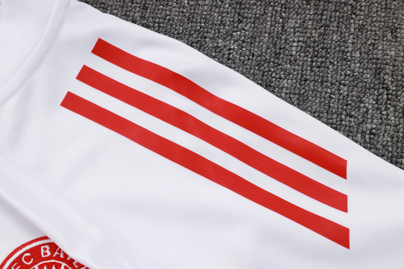 Bayern Munich 2025/26 Soccer Training Set – Ice White Energy Meets Red Power