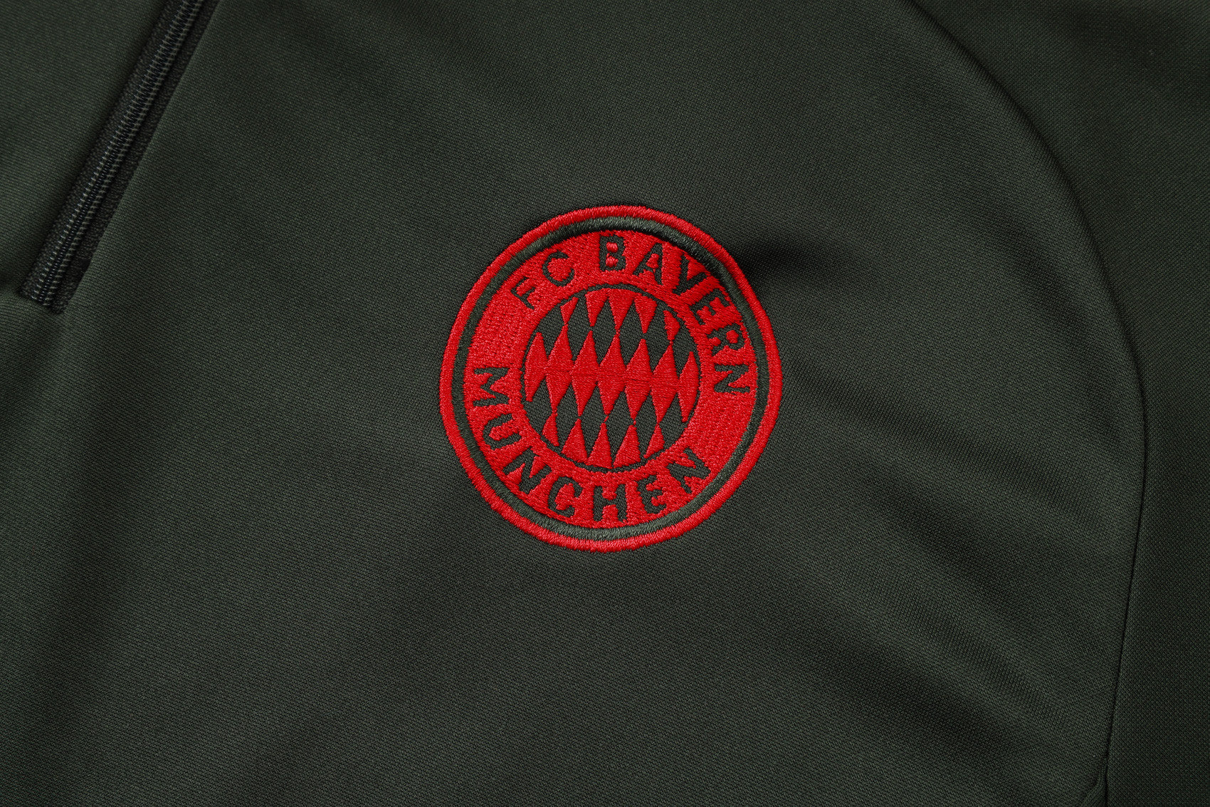 Bayern Munich 2025/26 Soccer Training Set – Military Green Grit with Red Dominance